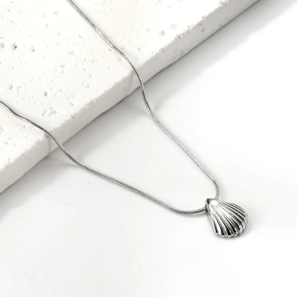 Silver-Toned Scallop Shell Pendant Necklace Cosmia