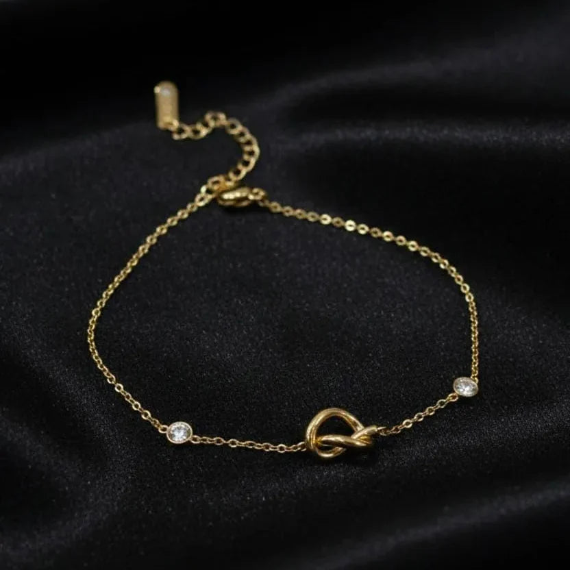 Gold Plated Chain Bracelet Featuring A Knot Motif Cosmia