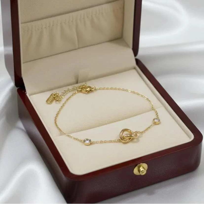 Gold Plated Chain Bracelet Featuring A Knot Motif Cosmia