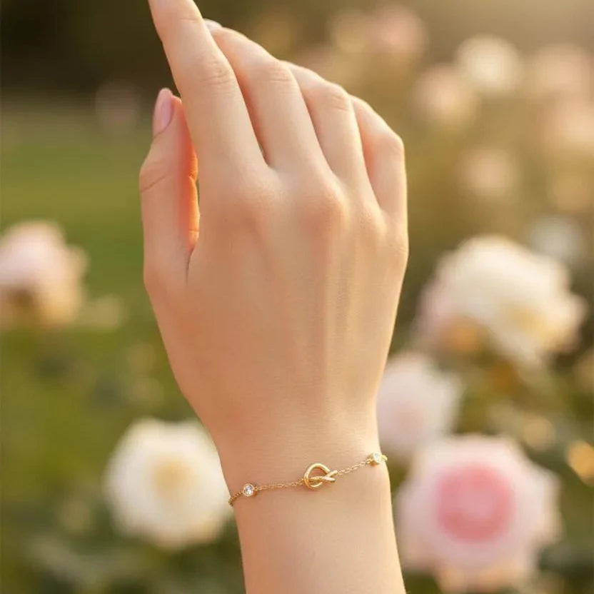 Gold Plated Chain Bracelet Featuring A Knot Motif Cosmia