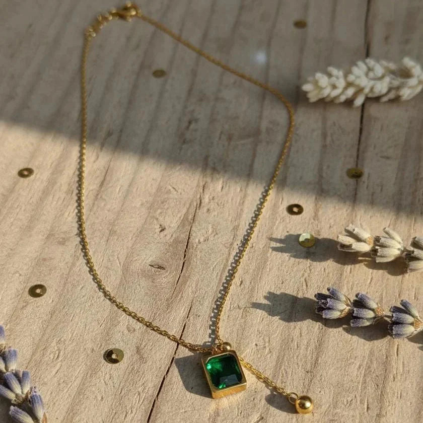 Green Crystal Wafer Square Pendant Necklace – Elegant Sparkle with Modern Charm Cosmia