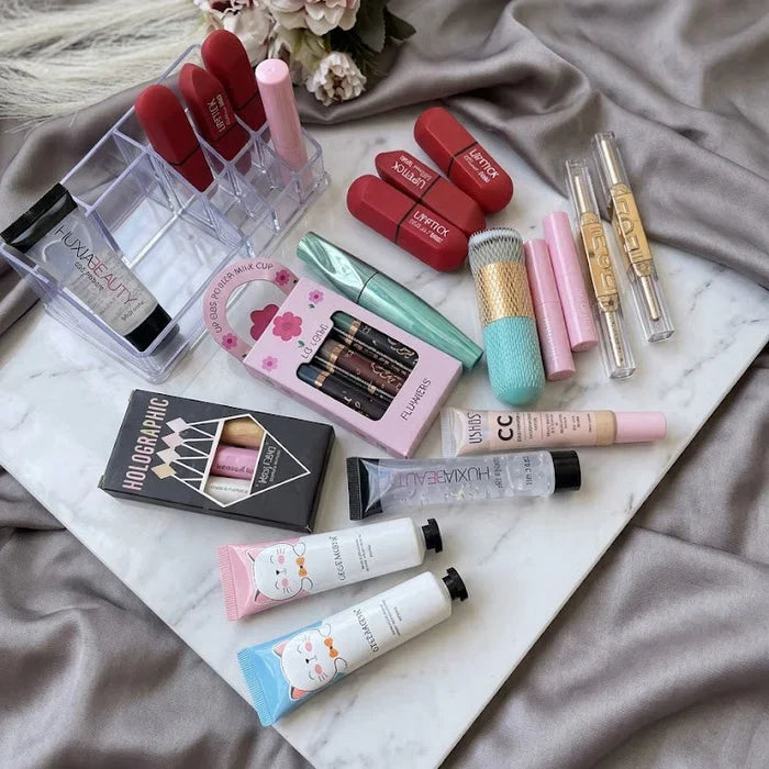 16-Piece Vibrant Glamour Beauty Deal with Organizer Cosmia.pk