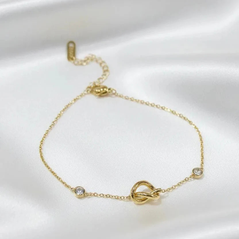 Gold Plated Chain Bracelet Featuring A Knot Motif Cosmia
