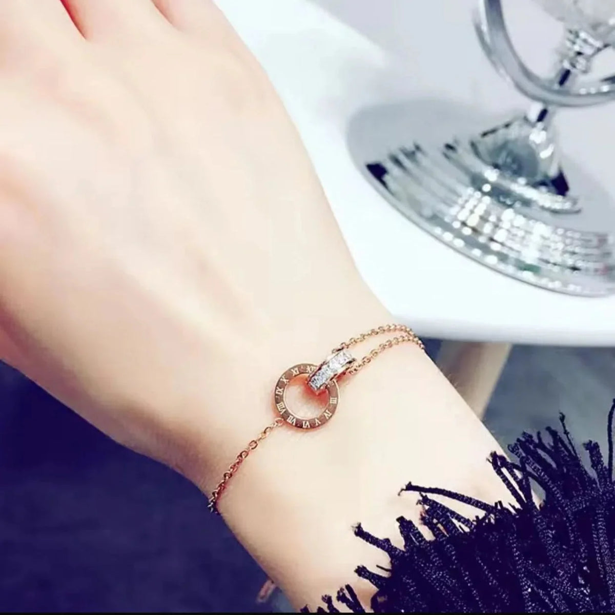 Elegant Rose Gold Interlocking Circle Bracelet - Each Cosmia.pk